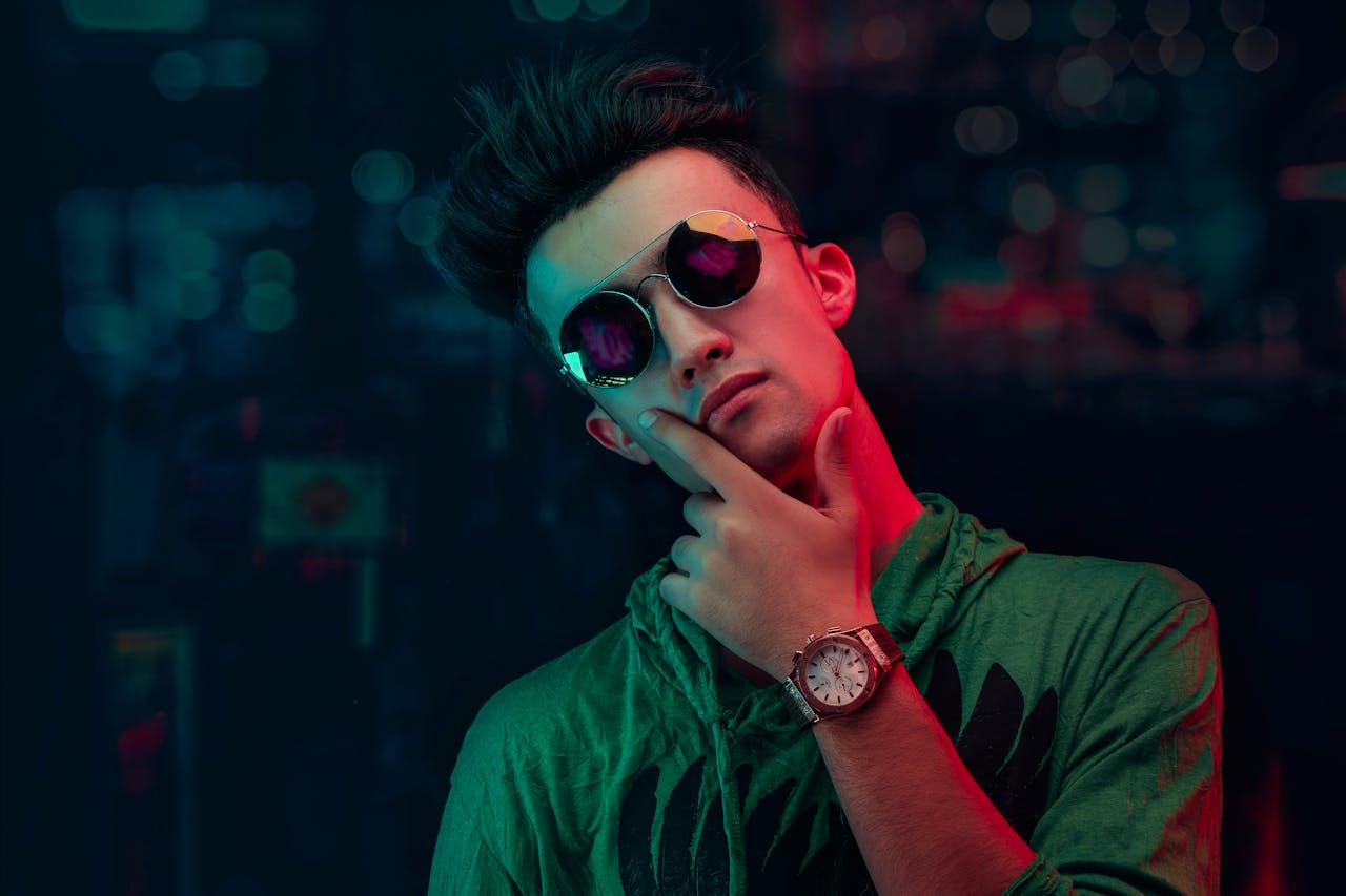 Modelo con gafas modernas